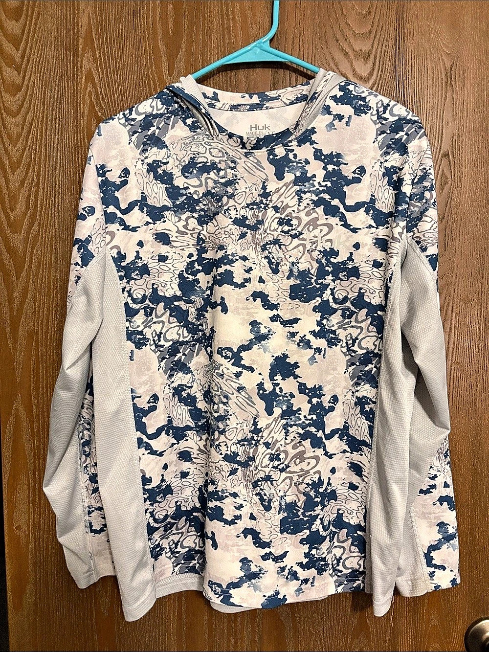 Huk Long Sleeve Performance Top in White & Blue Size Medium